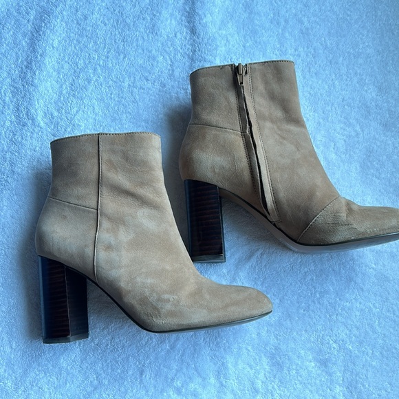 Banana Republic Cream Suede Ankle Boots - Picture 3 of 10